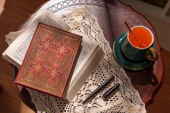 Explore the Archives of Shakespeare’s Library with Our War of the Roses Design!